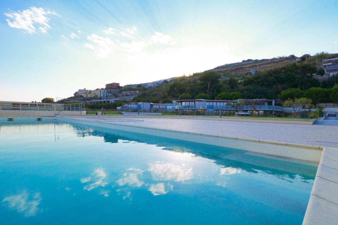 H11 Luxury 9A - Porto - Piscina - Jacuzzi Lejlighed Santo Stefano al Mare Eksteriør billede